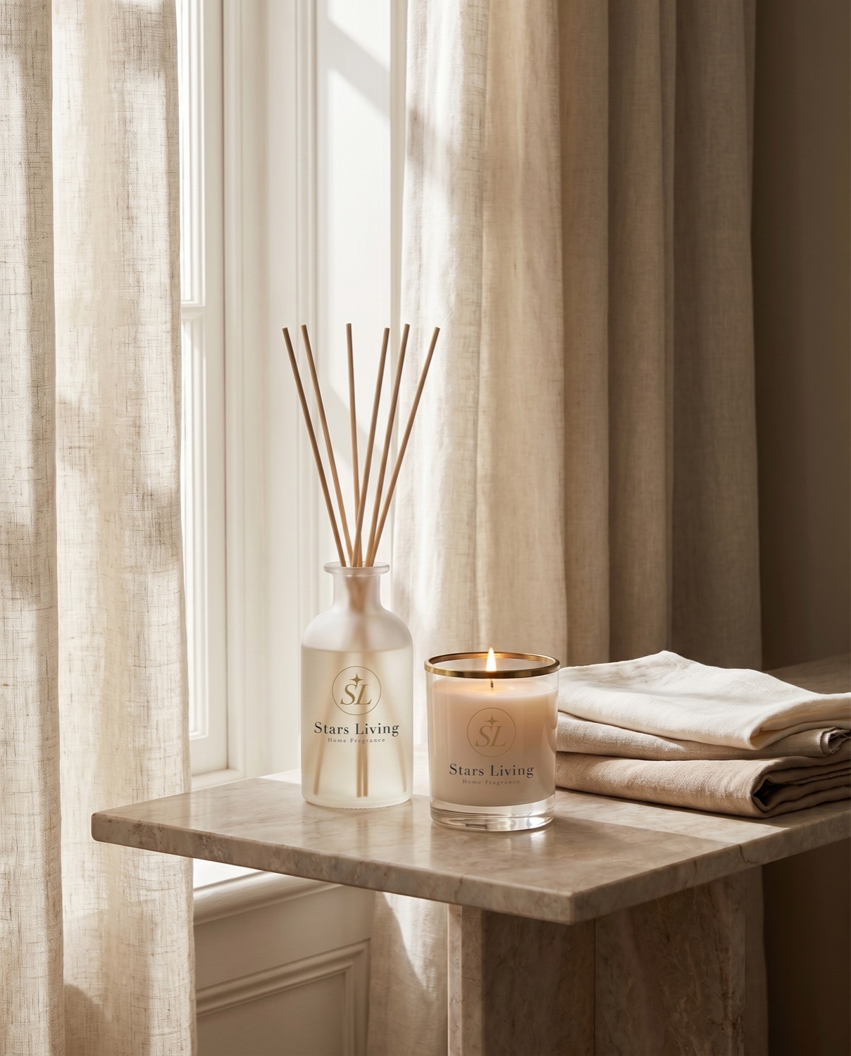 Stars Living Home Fragrance のリードディフューザーとアロマキャンドルを窓辺に配置したイメージ